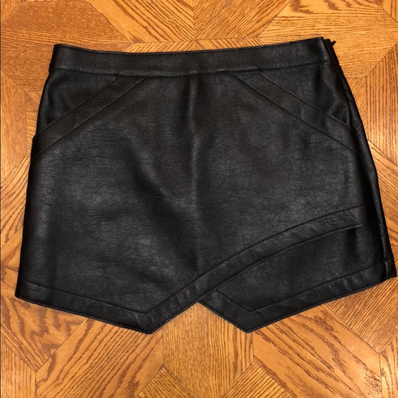 BCBGMaxAzria Dresses & Skirts - BCBGMAXAZRIA FAUX LEATHER MINISKIRT